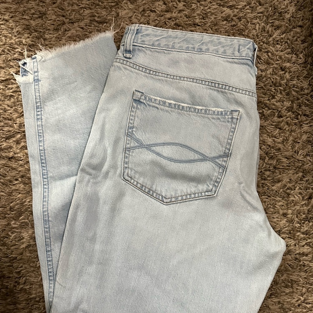 Mid rise Abercrombie & fitch light wash jeans size 32